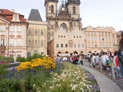 手前の真ん中、「ティーン学校」このティーン学校にはカフカが通っていたとか。
その左「石の鐘の家」14世紀に建築されたプラハで最も貴重な中世ゴシック様式の家。
