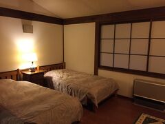 今夜の宿はオーベルジュ檪屋
湯布院にある部屋数５室の小さなオーベルジュです。
オーナー夫妻の心地よいもてなしが伝わる宿です。
勿論温泉付きです。
にぎやかな温泉街から離れているのでゆったり落ち着いて過ごせます。
２食付３８，０００円
宿泊は金、土、日、月曜日の４日間のみ可能というぜいたくなお宿です。