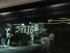 1時間ほどで
沖縄残波岬ロイヤルホテルに到着

ホテルの非常灯か何かで
文字を描いています