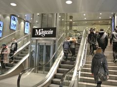 コンゲンスニュートウ駅直結のデパート「magasine」でひとまず雨宿り。