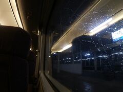 20時24分。米原からノンストップ28分で最初の停車駅、敦賀へ。

