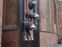 聖ヨハネ教会を出たところ、聖ペテロ教会の裏広場にブレーメンの音楽隊がいました。
ガイドブックで見たやつだ！とわくわく。

リガはドイツのブレーメンと姉妹都市のようです。
この像は観光客に大人気。
どの動物まで手が届くか、色んな方が背伸びしています。
