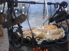 リガ大聖堂横のドーマ広場では、マーケットが開かれていました。
大きなひとつの鍋の中に、いくつかの料理が入っています。
風向きによっては、煙で洋服が香ばしい香りになってしまうので注意。
