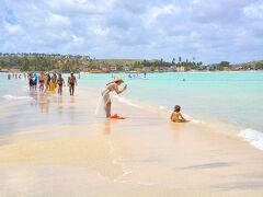 【...Portal do Maragogi ポルタール・ド・マラゴジという海岸...】

一筋の砂辺が、一本、海の真ん中を貫いています～