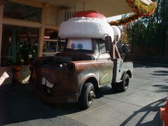 ディズニー・カルフォルニア・アドベンチャーへ移動し、カーズランドへ！
カーズのメーターのグリーティングが行われていました。
サンタの帽子を被ったメーターと一緒に写真が撮れます。