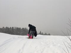 車中、ぐっすりお昼寝していた子供はさっそく雪遊びしにいく！と。スキーウェアに着せ替えて、タワーのすぐ下にある子どもゲレンデ「ニポタウン」でそり遊びしました。
そりは無料で、十分貸し出数がありました。
リゾナーレトマムのお部屋も写真でみるとすごく素敵ですが、出てすぐ子供ゲレンデなタワーはとても便利でした。
ちらちらと雪が降り続いていて、積もっていた雪はふわふわ。子供じゃなくても倒れこみたくなります。
サラサラすぎて水分がなく、雪だるまは思ったように大きくならなかったくらいです。