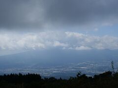 富士山の上半分はすっぽりと雲の中に・・・。残念。