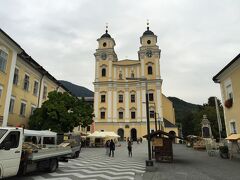 見えてきました。Basilika St. Michael。　サウンドオブミュージックで有名です。黄色がなんともいえず上品。