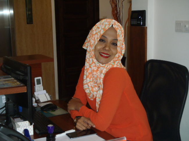 思い起こしてみれば、モルディブ旅行中に滞在したローカルのホテルや、<br />利用したレストラン、又、マレ島のShop.でも全ての接客対応は男性でした。<br />女性が表舞台に出てきたことはありませんでした。<br />モルディブ旅行中に接した唯一のモルディブ女性スタッフです。<br />このホテルだけ、フロントは女性スタッフが数人で対応していました。<br />その中でもフロントを通る度に片言の、日本語で話しかけてきていた、<br />ホテルフロントの可愛いZhara嬢。<br />彼女に空港への送迎サービスの時間を確認して、<br />時間まで周辺をウロウロ・・・