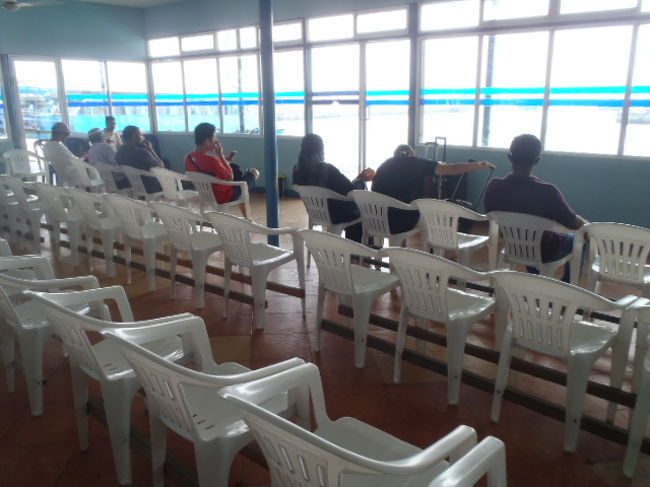 フェリー・ターミナルの待合室で少し待ち・・・