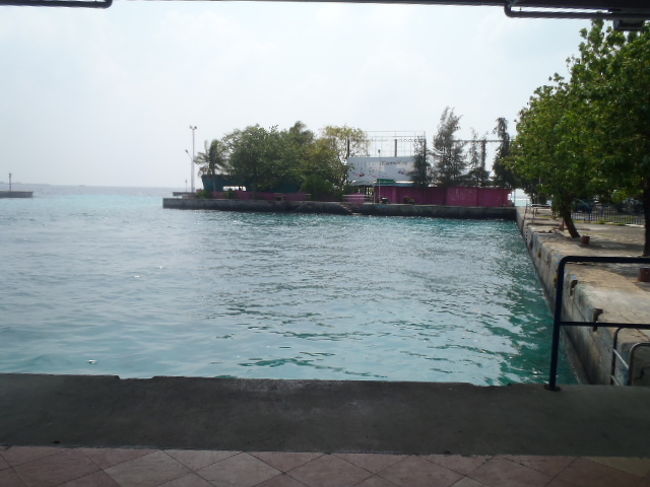 Villingili島での昼・夜と食事をしたレストランを眺めながら、<br />フェリーボートに乗船。