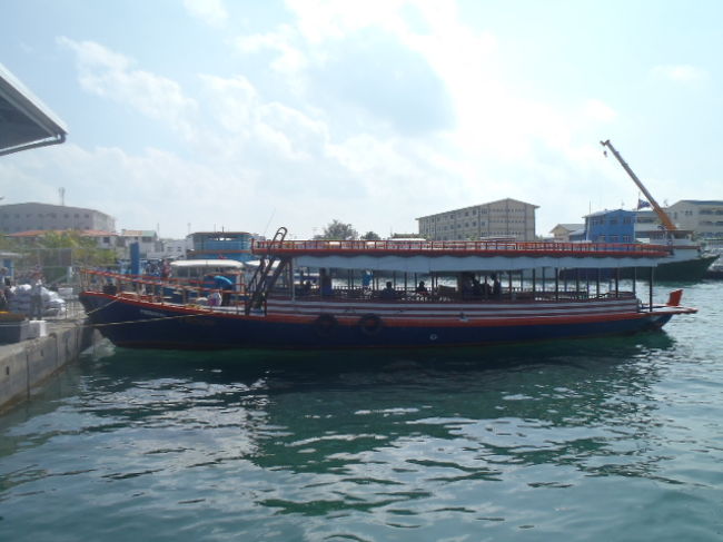 首都・マレのフェリー・ターミナルで下船、<br />此処からマレ島の反対側にあるエアポート・フェーリーの乗り場まで、<br />タクシーで移動しなければならない。<br />想像していた通り、２個の大型トランクを持って下船してから、タクシーをキャッチするのが、前日の経験で難しいと考えていたので、ホテルの送迎サービスを依頼したのだが正解だったようだ。<br />