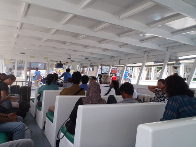 空港行きのフェリーボート内はほぼ、いっぱいの乗客。<br />そういえば、モルディブへ来て車に乗ったのは、Male空港到着時に、ホテルの送迎サービスと、首都・マレ島内で２回利用したタクシーだけだな～<br />流石・オーシャンリゾート・パラダイスのモルディブならではか？