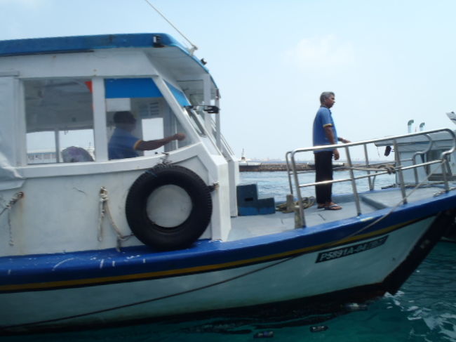 タクシーで空港行きのフェーリーターミナルがあるマレ島の反対側にある、<br />エアポート・フェーリー乗り場に到着。<br />タクシー代は２５ルフィアでしたが・・・送迎の担当者任せ・・・