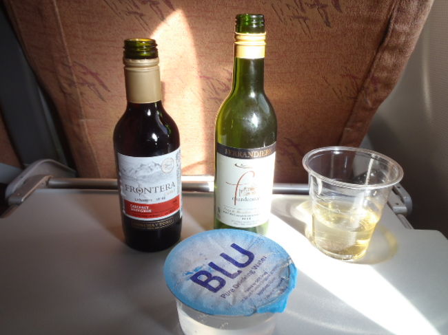 続けて食事前のドリンク・サービス時はワインを貰って、<br />食事中にもお代わりして、シンガポール空港到着前までぐっすり！<br />最高の睡眠導入剤でした。