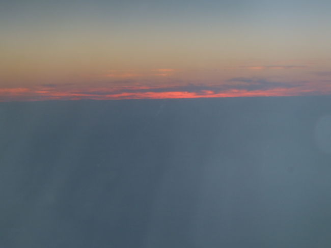 搭乗したシンガポールからの機内でも、来た時と同じ機内サービスの、<br />お酒を楽しみぐっすりと、朝食が配膳されるまで爆睡していました。<br />朝の食事後、ふと窓の外に目を移すと、丁度・太陽が雲の端から顔を出し始める、<br />処で見入っていました。<br />