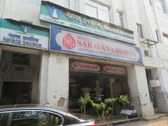 ATMで予算確保した後はSaravana Bhavanへ。
タミルナンドミールスが目当てだったので12時まで店の前の駐車場で時間つぶし。
こちらのお店の前では靴磨きやペンを売る子供が。
一方このお店はドアマン付きの完全な中間層以上の店。
一日の飯代を必死に炎天下で稼ぐ生活を一生余儀なくされた人の傍ら
エアコン完備でむしゃむしゃ飯を食べ、人によってはお腹いっぱいだからきらいだからと残して廃棄。
これぞ格差しかし変えられない現実。

ちなみに私は子供や大人の乞食にお金、食べ物等一切与えないスタイルです。