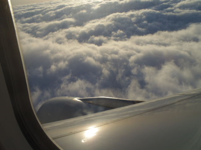 機体が高度を下げ、着陸態勢に・・・<br />寒さ知らずの南国で過ごして楽しかった数日間の日々から、<br />又、暫しの寒さからの逃避行の旅から現実に引き戻され・・・<br />此のぶ厚い雲の下には寒い冬の日本が待っている。<br />寒いのだろうな～日本は～<br />（事実・帰国してから暖かいはずの九州も寒波に見舞われ寒い日の連続でした。）<br />しかし、モルディブのローカル・アイランドの情報の少ない中、<br />今回も作成したプラン通りに私達だけの「オンリー・ワン」の旅を、大きなトラブルも無く、楽しく旅行を楽しむことが出来、無事、日本へ帰国です。<br /><br />（今回の貧乏旅行のコストは,各旅行会社が競って募集している、<br />　モルディブツアー代金一人分の料金で,１１日間のモルディブの綺麗な海を、<br />　２人で十分楽しめました。）<br /><br />最後まで長々とお付き合い頂きまして有り難うございました。<br />