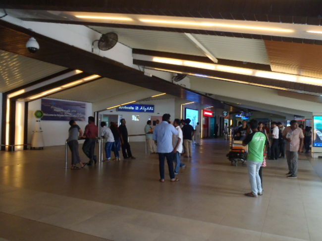 Male空港での出国手続き時には何も記入した記憶が無いので、<br />多分・パスポートのみを提出しただけで出国手続きが済んだのかも・・・<br />モルディブ・ルフィアの残金は少額だと換金してくれないようなので、<br />出国手続き後の待合室などで、飲食に使用するか、買い物で使い切るか？<br />又は、次のためにKeepして持ち帰るかです。<br />（注：モルディブ・ルフィアに換金した時のレシートの控えが、再・換金時に、<br />　　　必要の様でした。）