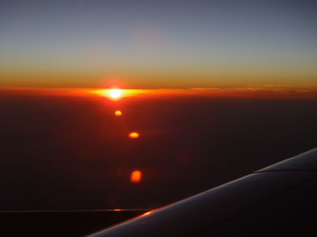 まだ１月だし、機内で迎える今年初めてのご来光だから、<br />（初日の出）の代わりに有難く拝むか？と<br />心の中で今年の無病息災を・・・