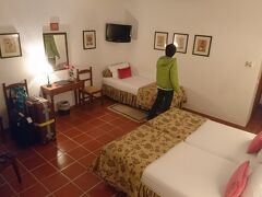 マルヴァオンへ到着。今日の宿です。
廊下から入るといきなり数段下がる、不思議なつくりの部屋。