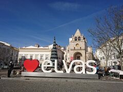 エルヴァスのレプブリカ広場。蚤の市をやっていました。
後ろは教会。閉まっていました。