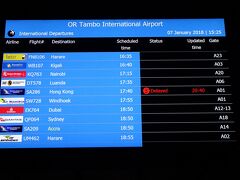 15:13頃にヨハネスブルグに到着。
乗り継ぎの審査を経て出発エリアでモニターを確認すると、なんと！搭乗予定の香港行きが3時間の遅延。これでは香港で乗り継げない。。。。
