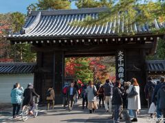 京都の紅葉三昧1日目は、ガイドブックの「王道」に従い、まずは南禅寺に。

南禅寺は、亀山法皇の離宮を1291年に無関普門が禅刹に改め、室町時代には京都五山の最高位に列せられた名刹。