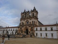 ３連続修道院の最後は、アルコバサ修道院。
初代ポルトガル国王アフォンソ１世が建設した修道院です。その後にも増改築が行われ、最盛期には1,000人もの修道士たちが暮らしたのだとか。