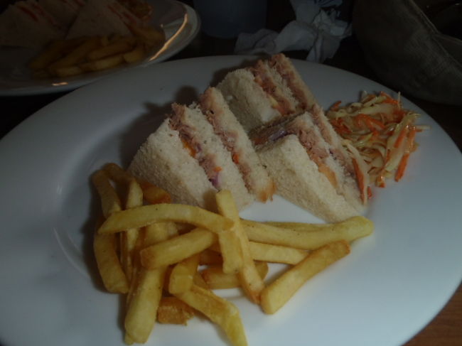 Male から移動して来たのでMaafushi島での最初のランチは、<br />少しランチに遅い時間帯に、ローカルのCafeへ行き、<br />Tuna サンドとトマト＆チーズサンドを試してみた。<br />味は可もなく不可もなく！普通・・・