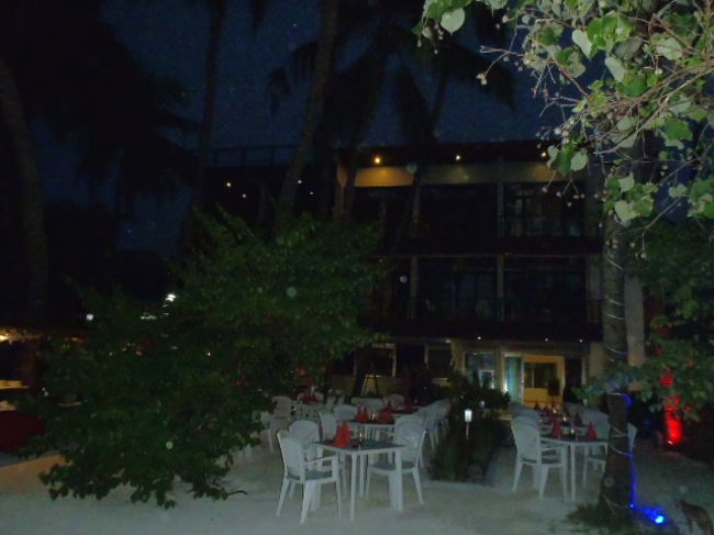 Maafushi島、最初の夕陽は雲が多くて見られずに終わった。<br />最初の夕食はホテル前のガーデンで、<br />BBQ・ビッフェーの夕食。