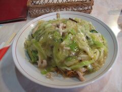 松山町というところでバスを降り、いきなりですが、長崎名物　皿うどん。