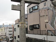 付近の街中に、一本柱鳥居があります。
山王神社という神社の鳥居で、原爆の爆風で半壊し、一本柱になったとのこと。その威力の大きさが感じられます。