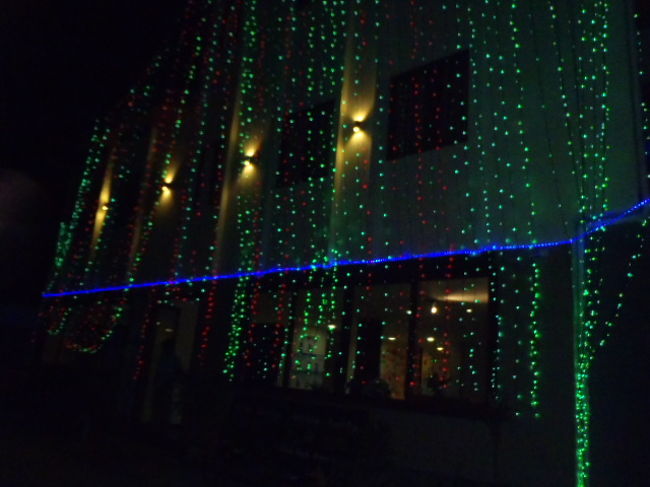 ２日目の夕方も夕陽は拝めず・・・<br />夜中少し激しいスコールが？<br />雨音が激しかったみたいだった。<br />食事に行く途中で見かけたエクスカーションのショップの、<br />夜になると派手なイルミネーションが点灯していて直ぐ場所が分かります。<br />