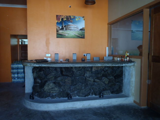 昼、サファリボートでビールとランチを楽しんだ後なので、<br />余りお腹も空いていなかったので簡単な夕食にと持ち帰り用のピザを、<br />ホテルの部屋で・・・