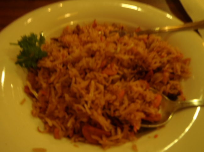 チキンライス風？のタイトル通りの貧乏旅行の質素な食事になりました。<br />明日からはどんなモルディブのローカル・料理が食べられるのかな？<br />楽しみである。<br /><br />さて、明日は次の目的地・ローカルアイランドGulhi島へ移動です。<br />Gulhi島ではビーチライフを満喫する予定です。<br />（続）モルディブのローカル・アイランドGulhi島滞在！