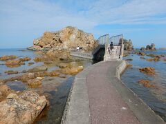 神社の脇を通って、小舟がくぐれる橋を渡り、