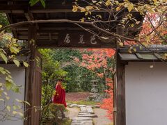 次に訪れたのは金福寺。
茶室芭蕉庵は、俳人・松尾芭蕉が度々訪れたことから名付けられ、のちに与謝蕪村により再興された。