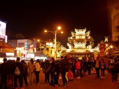 今回の目的は、松山の夜市です。松山駅を降りると、すぐ夜市が見えます。その前に、ライトアップされたお寺が目に入ります。きれいです！