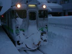 北海道に到着後観光は　今回の目的・・バスへ変わり廃線が決定の夕張支線　の乗鉄へ
一両の車両がゆっくり雪をかき分け走ります