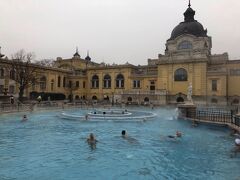 水着で温泉は初めて。
37°前後でぬるめな温泉なので日本人には物足りないかも。
サウナもあります。
チェスをやっている方も見かけます～