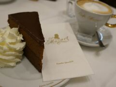 【CafeMozart】
国立歌劇場の近くにあります。
1929年から営業している有名老舗カフェ。濃厚チョコケーキもハプスブルク家時代から吟味されていたのかな。