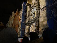 旧市庁舎でもある天文時計は観光スポットです。
0時には仕掛け時計の人形が動きます。