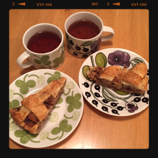 老舗菓子店『RAMIS』で、友達おすすめののアップルタルトをテイクアウェイ。<br /><br />シナモンのきいた素朴なアップルタルトでした。