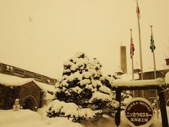 ホントに、シャレにならない位の雪の中、なんとか、１０分ほど歩いて、工場到着。