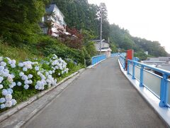 大間鉄道のアーチ橋は遊歩道として整備され、駅舎に似せた足湯もありましたが、そのすぐ先は山の中に消えて行き止まりになっていました。

下風呂駅となるはずだった場所は公民館となり、ホームから降りる階段が残されていました。