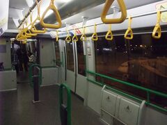 関西国際空港に定刻より少し早くRWY06Rに着陸！
5月に伊丹－成田－サンディエゴまで同じB787-8でビジネスクラスシートの航空券を購入し、初のディズニークルーズに行こうと考えてましたが、購入後によくよく調べてみると成田での定時での到着時間がほぼ毎日遅れており、午後便は沖止めでバス移動らしく辛いし、遅れると乗り継ぎが短くなり、最悪ラウンジでのんびりとカレーも食べれず（←特にここが大事！）それどころか利用ができないかも…変更できない航空券で払戻すると5万円も差し引かれるし、行っても行かなくても高い航空券が台無しになると思っていたら、今回の帰国後にちょうどフライトイレギュラーの案内が表示されたので変更しようかと思ったら、サイトがシステム不具合でできず、仕方がないのでJMB会員デスクに電話すると朝から営業時間終了まで話し中で繋がらず、その日は断念して翌日は、一般デスクに電話すると長いこと待たずに大阪のセンターにあるオペレーターに繋がり、キャンセル料なしで払い戻しできました。
乗り継ぎの心配もせず、ディズニークルーズラインは、1人で行けるようまた改めて余裕のあるスケジュールで考えます。
なので当分はJALやワンワールドアライアンスエアラインの国際線には乗れないですね…
2018年は伊丹－成田－サンディエゴ線＋大阪－羽田線を複数回搭乗するとJMBクリスタル達成で東京ディズニーシーにあるブロードウェイ・ミュージックシアターのプレシアター利用特典ができる予定でしたが、それも無しになります。

さてB787-8を降機し、搭乗口エリアから面倒なウイングシャトルで入国審査場へ！
成田みたいにこのウイングシャトルに乗らず歩いて行ければ楽なんだが…
これじゃあ沖止めされた航空機までバスに乗るのと同じだわ…
ウォルト・ディズニー・ワールド・リゾートの最寄りのオーランド国際空港もシャトルがあって乗った記憶が!?

今回は降機してちょうどやってきたシャトルに乗ると別便の乗客2組と清掃の方が1名のみで自分が乗ってきた便は、僕だけで誰もおらずすぐ出発して空いてました。