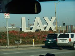 帰国日の7時30分にディズニー・パラダイス・ピア・ホテルから手配していた送迎車でロサンゼルス国際空港へ！
女性用シャンプーはLUX～同じ発音でスペルが違いまが、ロサンゼルス国際空港の3レターコードはLAX～。
ちなみに関西国際空港はKIXです。
LAX－KIXのフライトになります。
空港までは日本のホンダ車です。
今回も僕以外に誰も乗車しておらず一人でしたので送迎車は、1人$82ですがまさかの2人分料金で片道$164×往復＄328でした…
料金は高いですが現地在住の日本人の方が迎えに来てもらえてホテルや空港でのチェックインもしていただけるので英語が話せない自分にとっては安心でよかったです。
本当は空港から往復で片道$35ほどでスーパーシャトルという乗り合いタクシーがありましたが、JCBしかない自分には支払えずディズニーランド・リゾート・エクスプレスは、タクシーより高くて本数も少ないし予約ができないので断念…

まずは空港近くにある駐車場で9年前にH.I.Sの送迎車の時と同様に営業車は専用の駐車券を購入する必要があるので立ち寄ります。

ロサンゼルス国際空港に来たのが9年前の2009年5月、その頃は改修工事をしていた思い出が!?
その際の旅行記はこちら↓
『初めての海外＆ディズニーパーク』
https://4travel.jp/travelogue/10790589