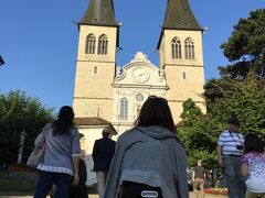 休憩を終えたら、街から見えた教会へ向かってみました。
ホーフ教会という場所だったようです。
ヨーロッパの教会はオシャレですね。