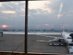 1日目です。

出発は小松空港から。先週、北陸地方をおそった大雪からひと段落し、今日は問題なく羽田へ出発できそうです。昨年の今頃訪泰しましたが、羽田までの国内線が悪天候により欠航に見舞われました（https://4travel.jp/travelogue/11210742）。羽田空港まではNH752、シップはBoeing737-800です。

白山連邦から顔をだした朝日に見守れながら、シップは定刻に小松空港を離陸しました。